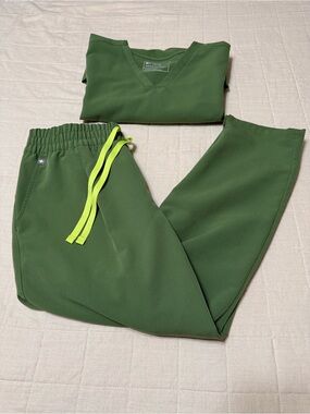 Figs: Casma Scrub top (XL) & High Waisted Lille Tapered Scrub Pants (XL petite)